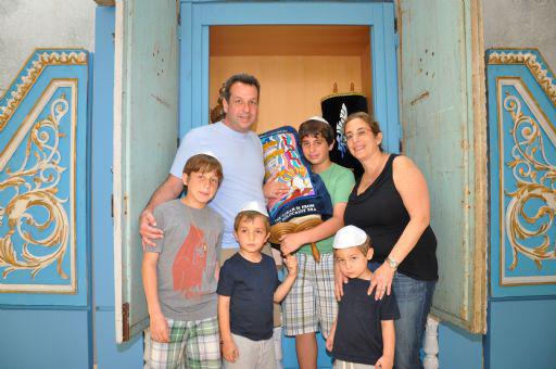 Perú. Con ocasión de su Bar Mitzvá Nathán Wolfenson Galsky visitó Yad Vashem en octubre de 2013 acompañado de su familia